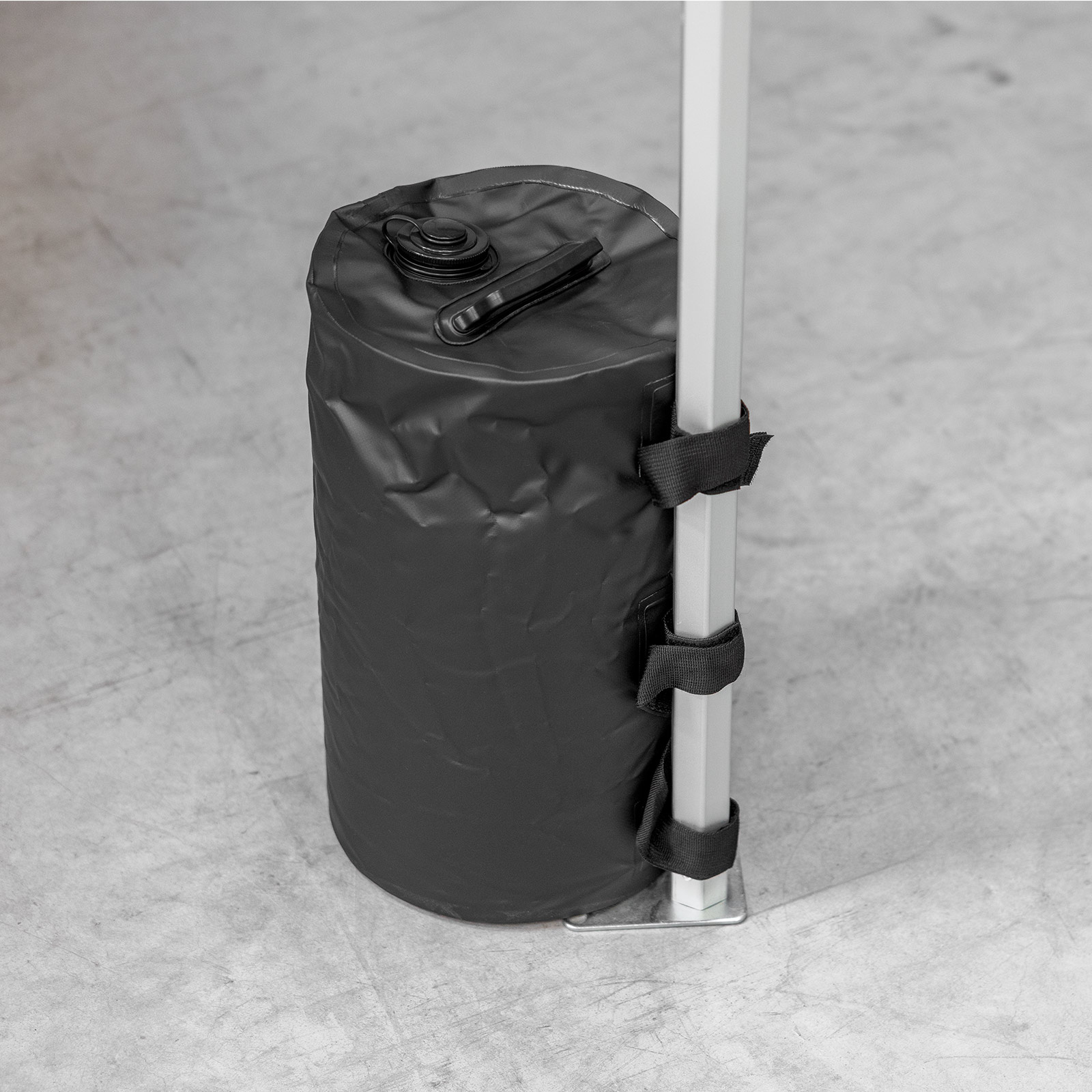 Wassersack am Zeltpfosten von Faltzelten, Befestigung mit 3 robusten Klettbandschlaufen