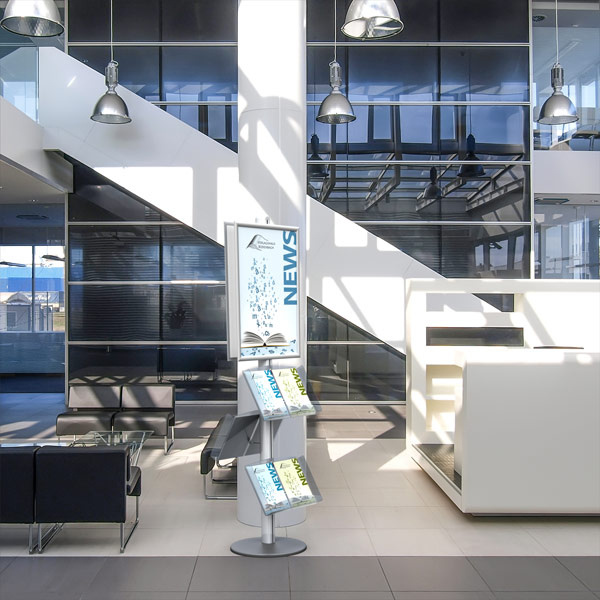 Foyer mit Info Board B2, Firmen-News perfekt präsentiert