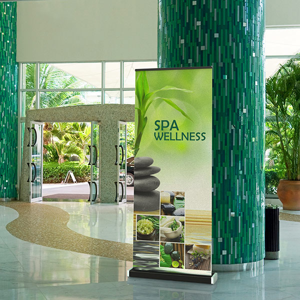 Roll Up Select Black als dekorativer Aufsteller in Eingangsbereichen