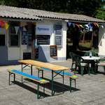 2 Bierbänke mit Druck, kombiniert mit 1 Biertisch ohne Druck