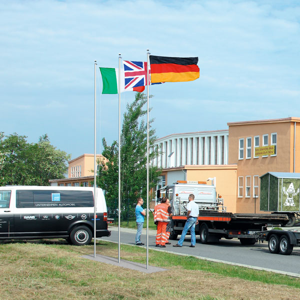 Fahnenmast Economy mit Fahnen im Querformat