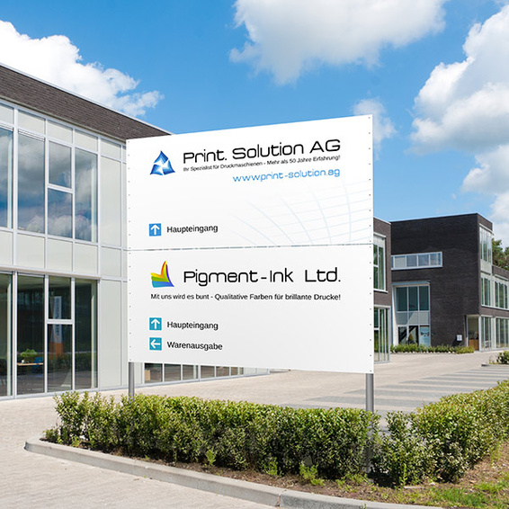 Werbeschild mit Firmenwerbung und integriertem Besucherleitsystem