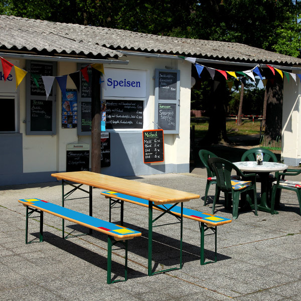 2 Bierbänke mit Druck, kombiniert mit 1 Biertisch ohne Druck