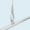 Detail Aufhängung: Ringschraube und Drahtanschlagseil mit Schraubkarabiner