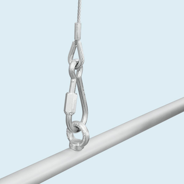 Detail Aufhängung: Ringschraube und Drahtanschlagseil mit Schraubkarabiner