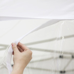 Befestigung der Wand mit Klettband am Volant