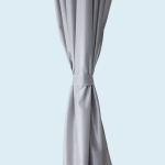 Dekoschal, gehalten mit einem elegant gewickelten Dekoband