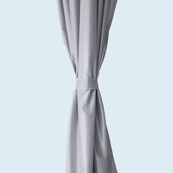 Dekoschal, gehalten mit einem elegant gewickelten Dekoband