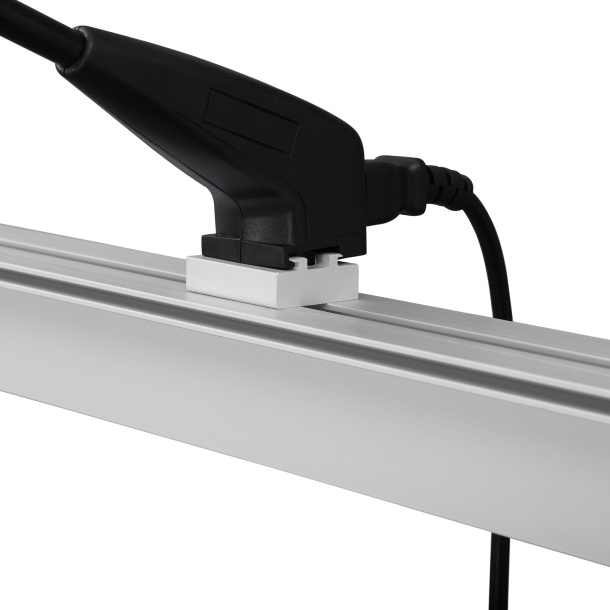 Display Wand Q-Frame®, Lampenadapter und Halogenspot für Beleuchtung