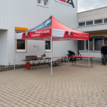 Faltzelt Premium 4 × 4 m mit individuellem Druck auf Dach und Volants