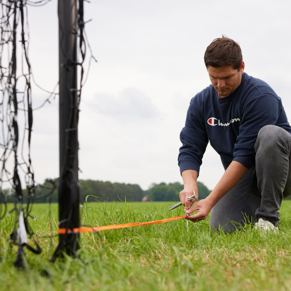 Ausmessen des gleichmäßigen Abstands zum Fahnenmast 