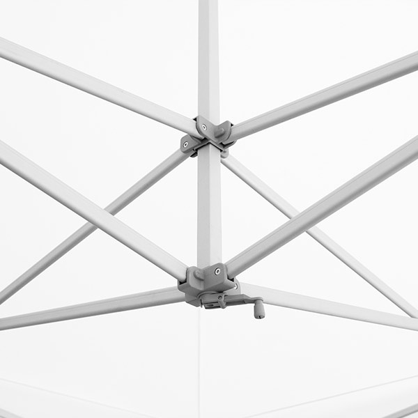 perfekt gespanntes Zeltdach durch Kurbelsystem