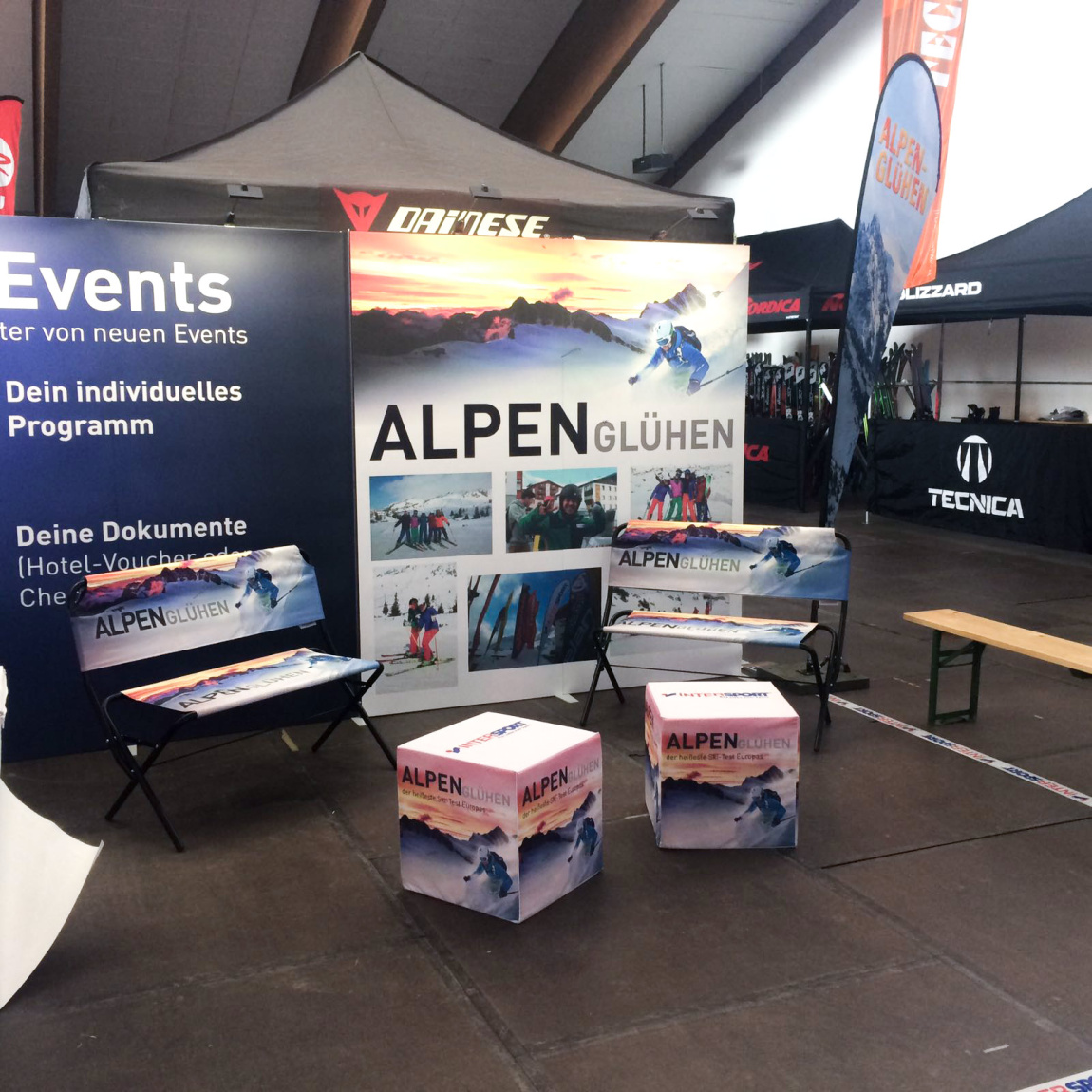 Flatcube als individuelle Messeausstattung & Sitzgelegenheit