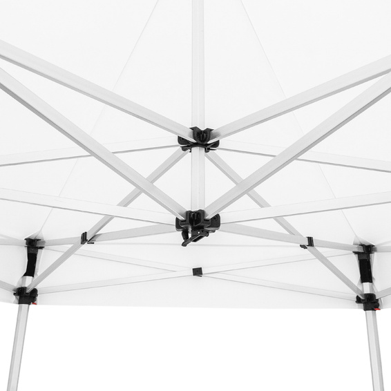 perfekt gespanntes Zeltdach durch verstellbare Dachspitze