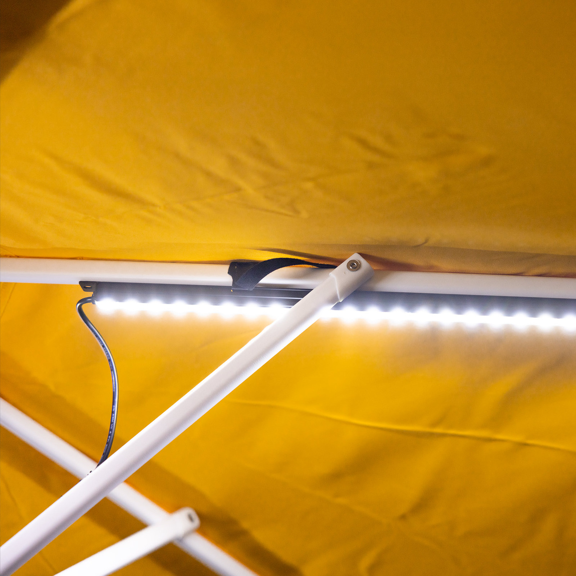 Befestigung der LED-Lichtleiste an einer Schirmstrebe