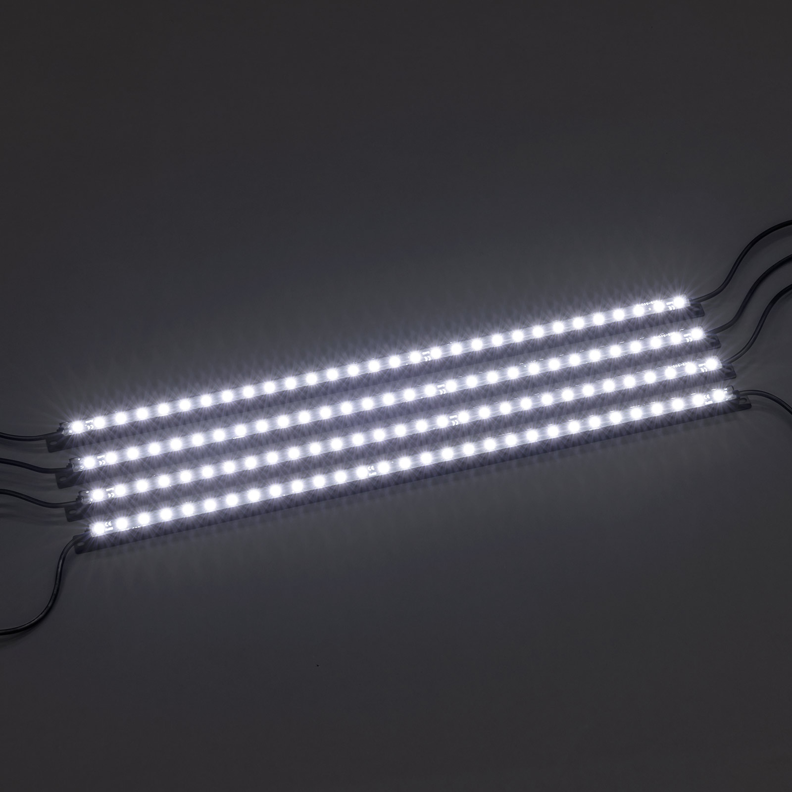 4 leistungsstarke flexibel positionierbare LED-Leisten (Lichtfarbe: kaltweiß)