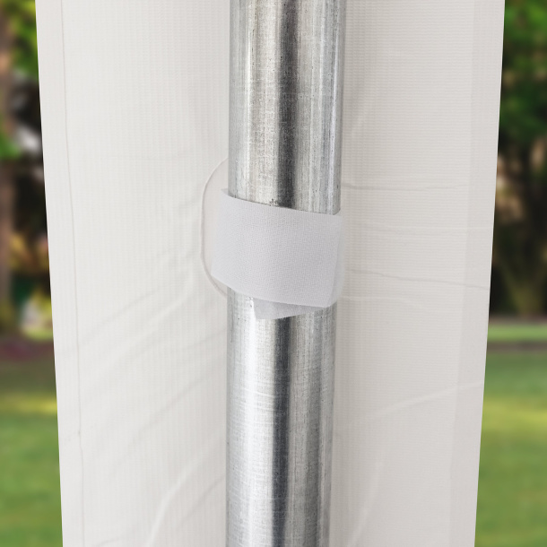 wind- & wasserabweisender Schal, Befestigung mit Klettbandschlaufe am Pfosten