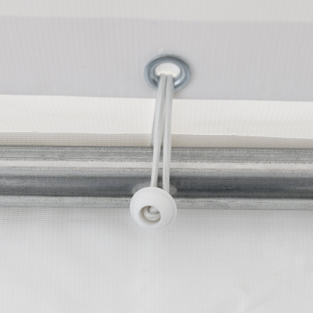 Befestigung der Dachplane mit Spanngummis am Zeltgestell