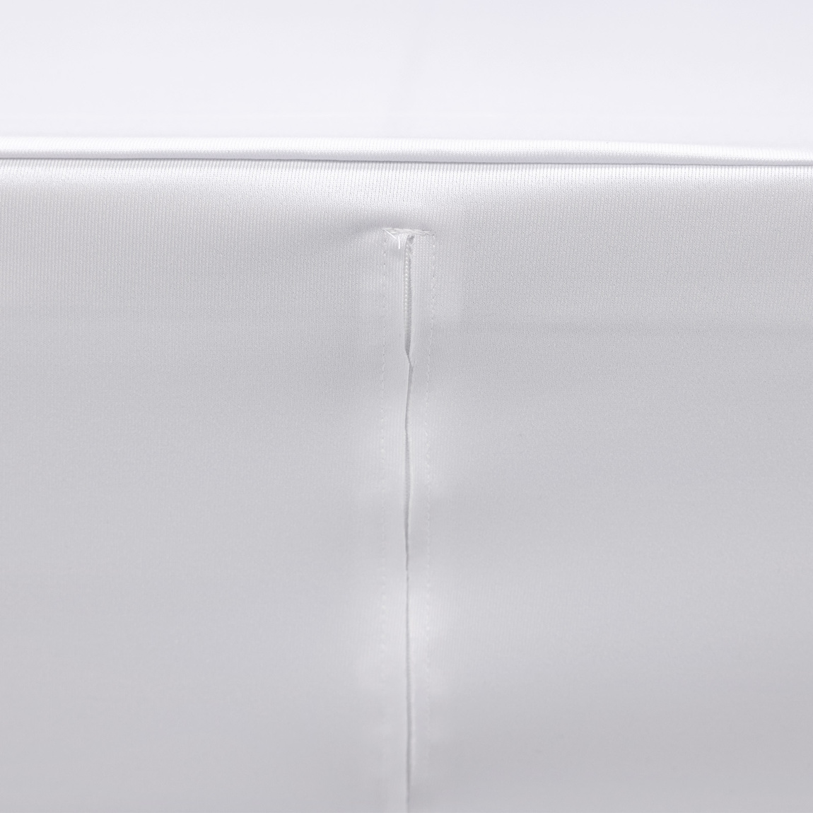 Rückseite mit eingenähtem, verdeckten Reißverschluss