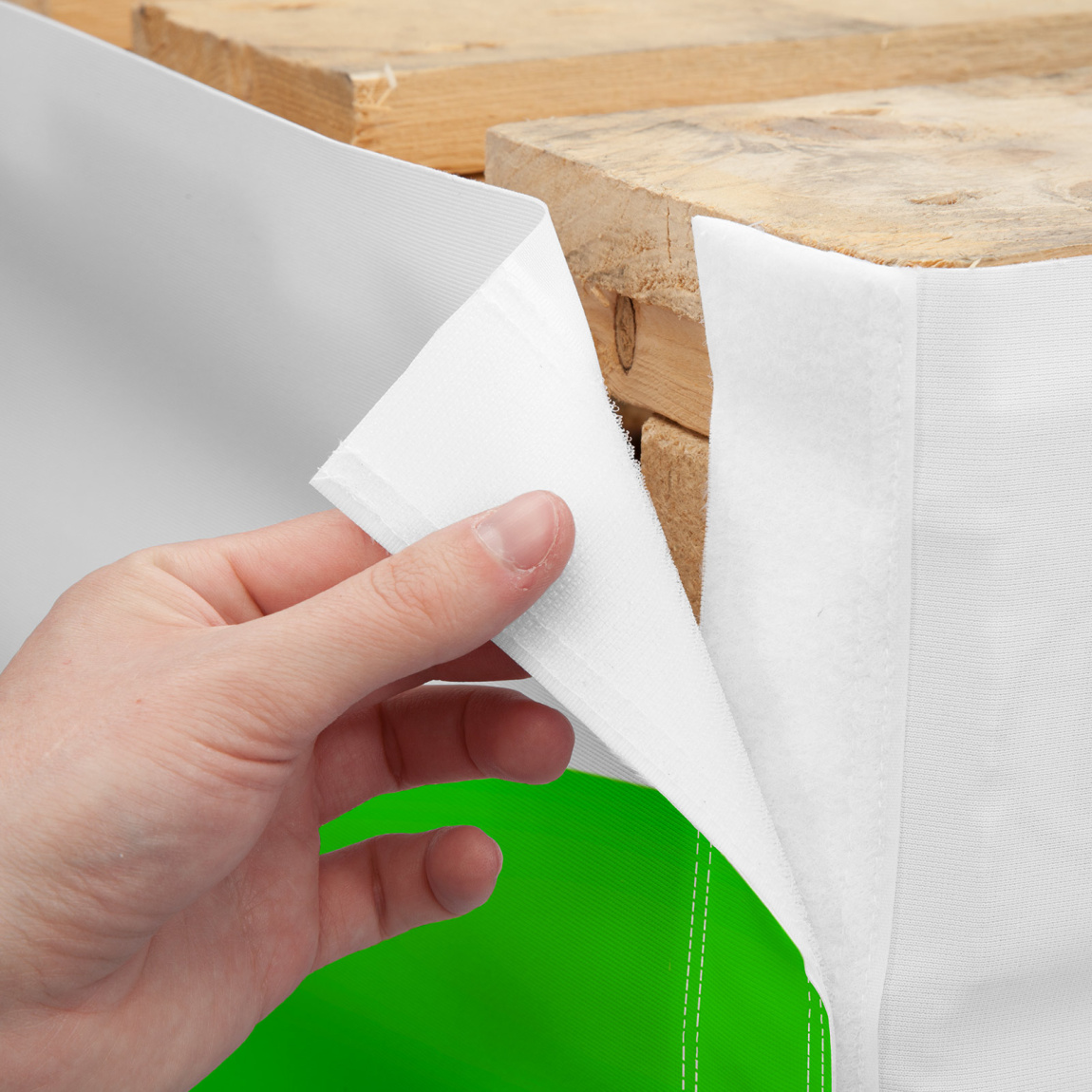 Ausführung: linke u. rechte Seitenkante mit Klettband zum Verschließen