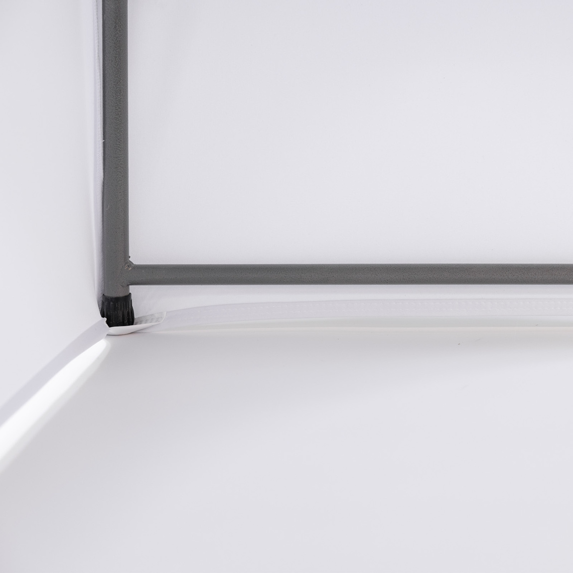 Husse in den Ecken mit eingenähten Stoffschuhen zur Befestigung an den Tischfüßen