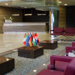 Tischfahhnen als Dekorationsmittel für Empfangsbereiche