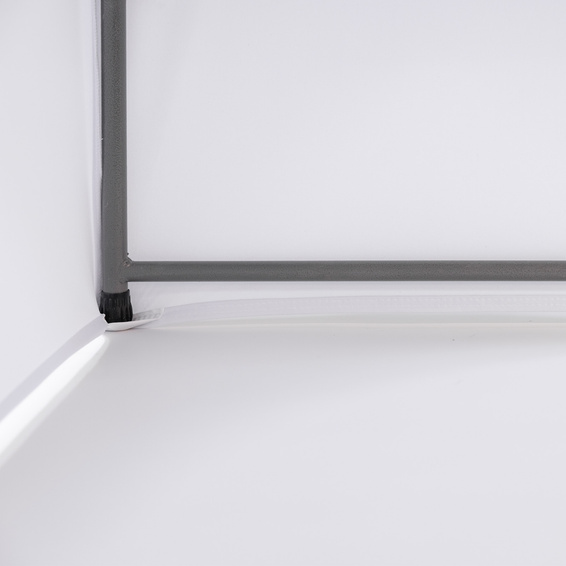 Husse in den Ecken mit eingenähten Stoffschuhen zur Befestigung an den Tischfüßen