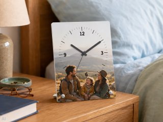 Fotowecker mit persönlichem Familienfoto auf einem Nachttisch